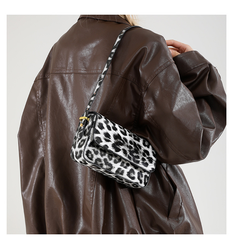 The 2024 new Korean-style fashionable leopard print individual women's single-shoulder crossbody underarm bag is now available. This year, simplicity is in vogue undefined