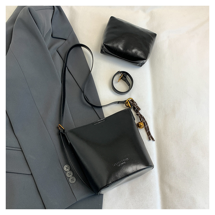 This year, the retro and fashionable women's 2024 new models are popular. This year, single-shoulder crossbody bags, large-capacity hand-held bucket bags, and cross-border bags are all in vogue undefined