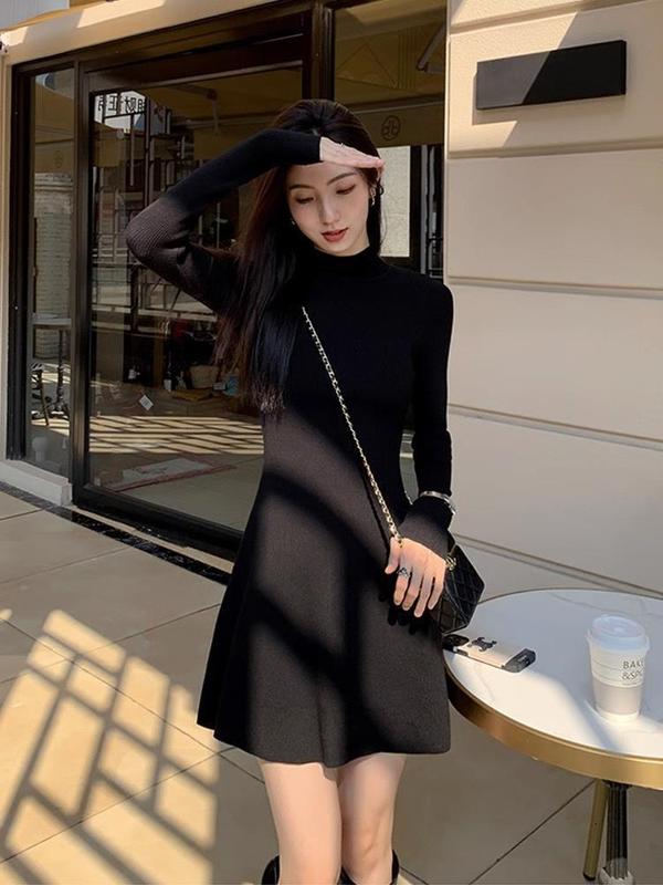 赫本風の黒い中に底のニットのワンピースを掛けます。|undefined