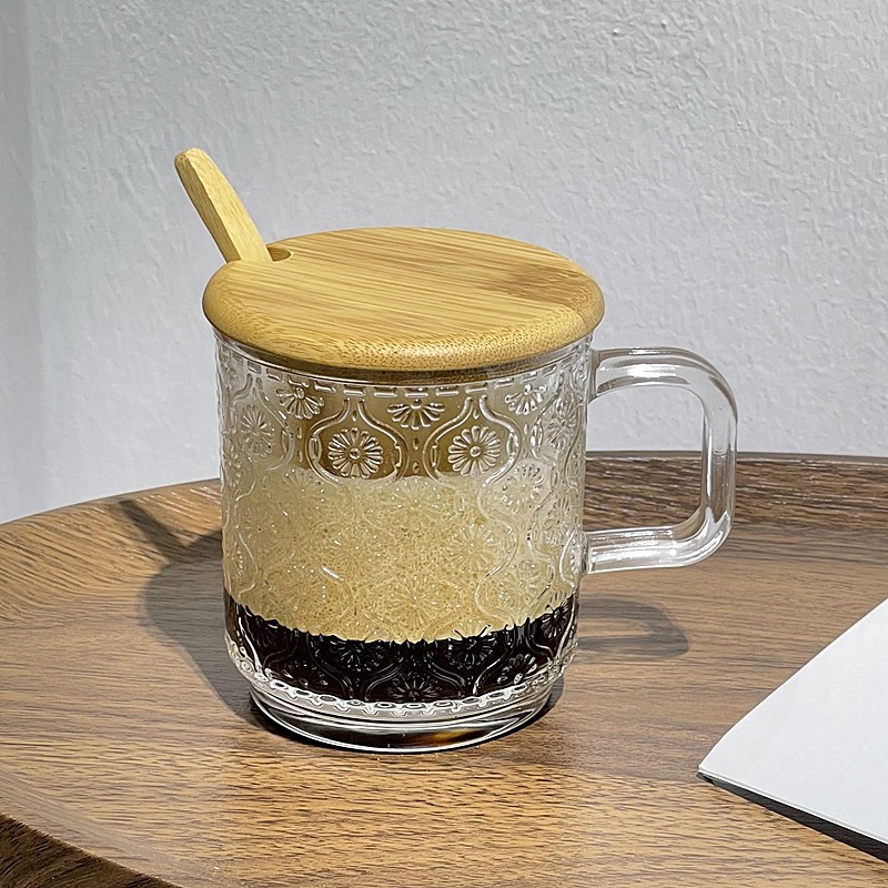 Caneca de vidro vintage com alça, estilo Instagram, com relevo, ideal para café gelado americano ou latte, perfeita para o café da manhã com leite._voghion.com