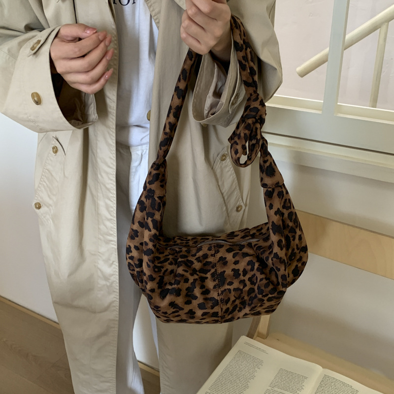 Otoño y invierno coreano estampado de leopardo de seda de seda bolso bajo bolso de mujer nuevo retro bolso de seda casual de viaje de hombro mochila
