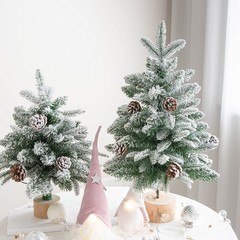 輸出韓国の60cmクリスマスツリー雪の木の小さなクリスマスツリーのテーブルの上に積雪植毛pe混合クリスマスツリーが飾られている