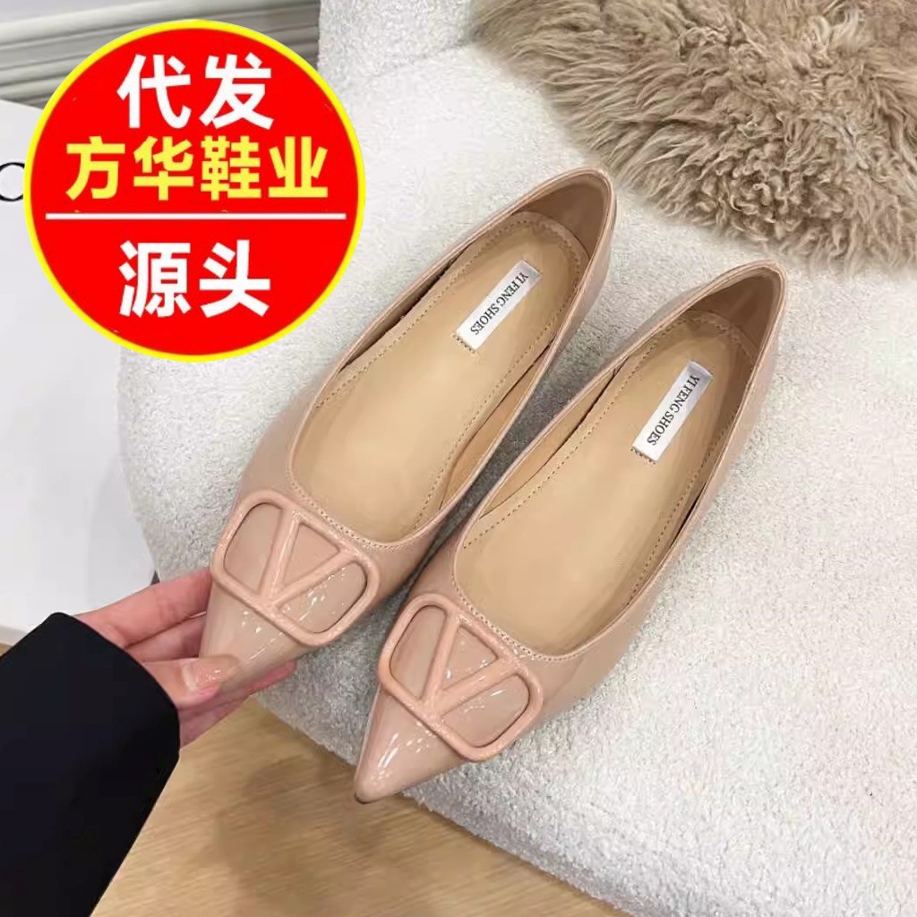 2026 primavera invisible interior de altura de cuero esmaltado temperamento punzón cuadrado botón pequeño zapato de cuero francés desnudo zapatos de estilo de moda