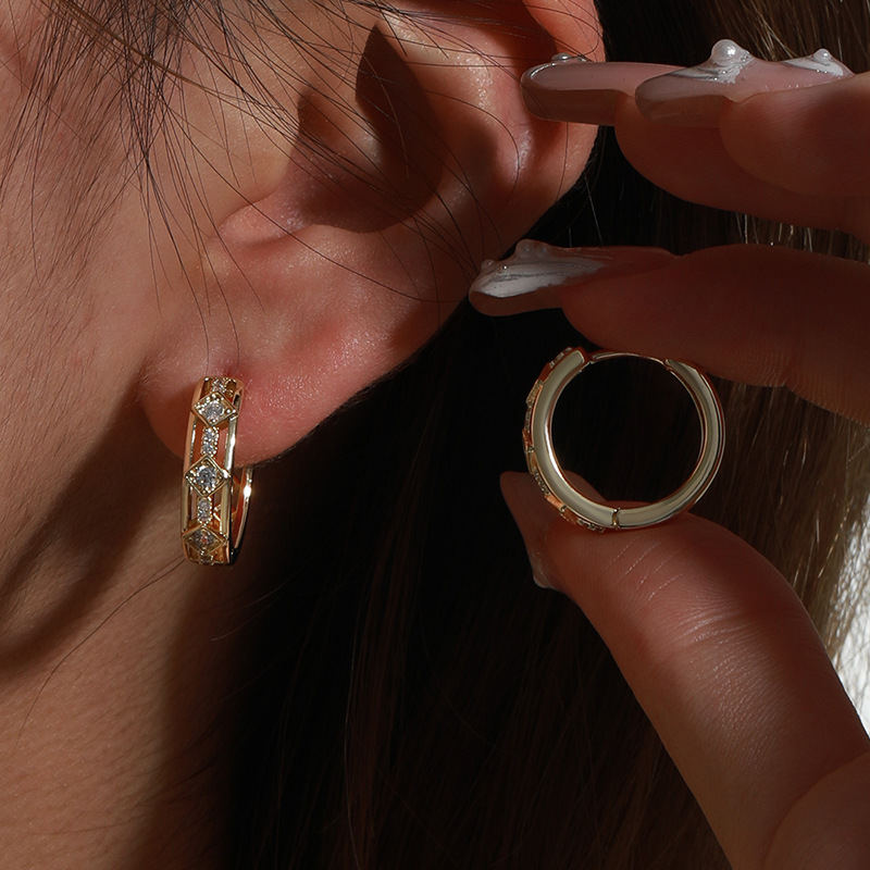 Pendientes de aro redondos con diamantes geométricos cuadrados Xuping, lujo ligero, sensación de alta gama, pendientes de moda nicho para otoño e invierno para mujer.