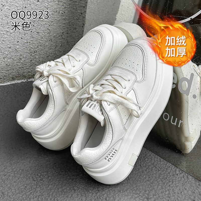 Pequeños zapatos blancos para mujeres en línea rojo explosión de otoño y invierno 2025 aumento de suela gruesa de cuero real y terciopelo pequeño in-mode zapatos de skate casuales