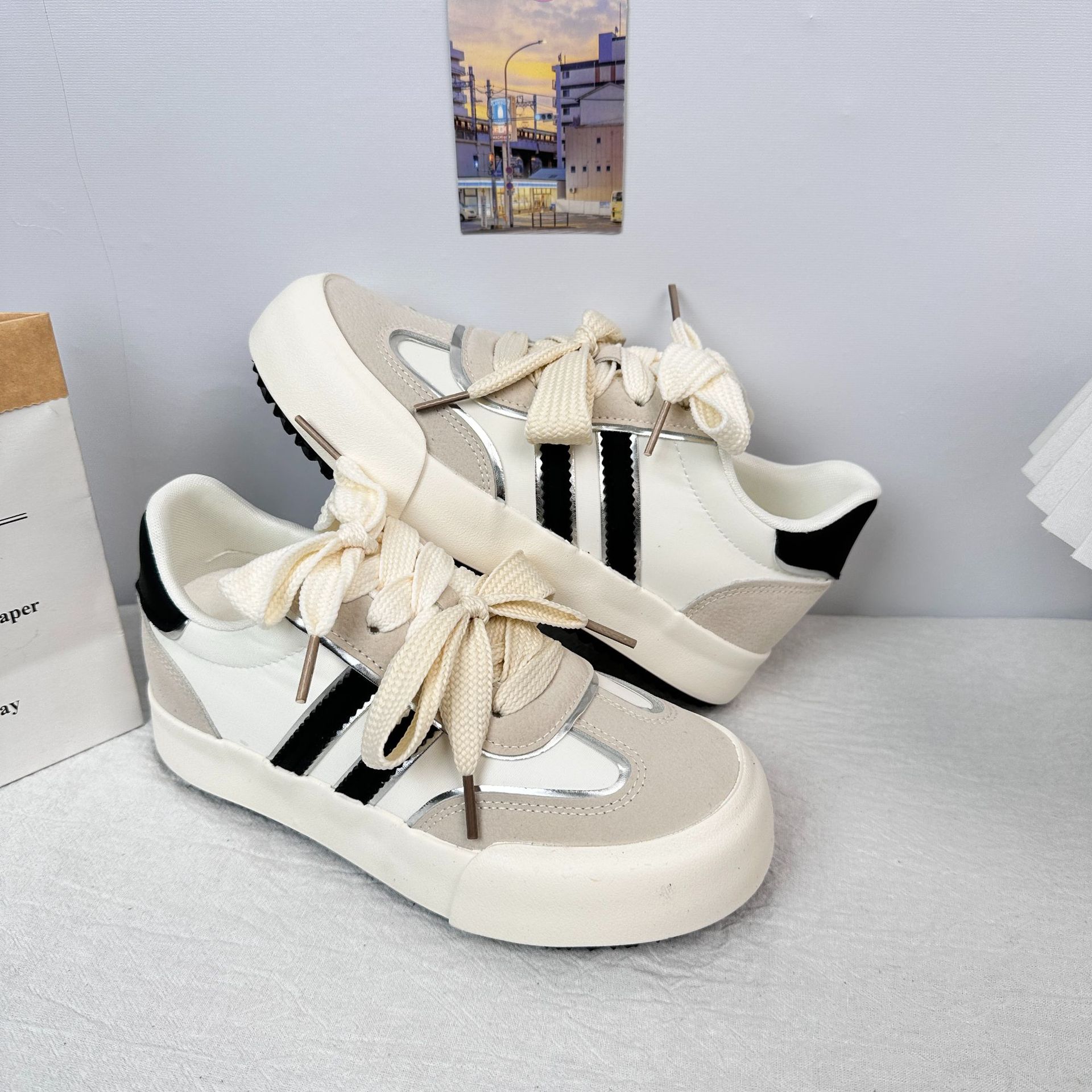 6642 estilo coreano estilo caliente zapatos de entrenamiento alemán nuevos zapatos de mujer 2025 primavera y otoño zapatos de punta redonda de todo fósforo plantillas de látex zapatos blancos