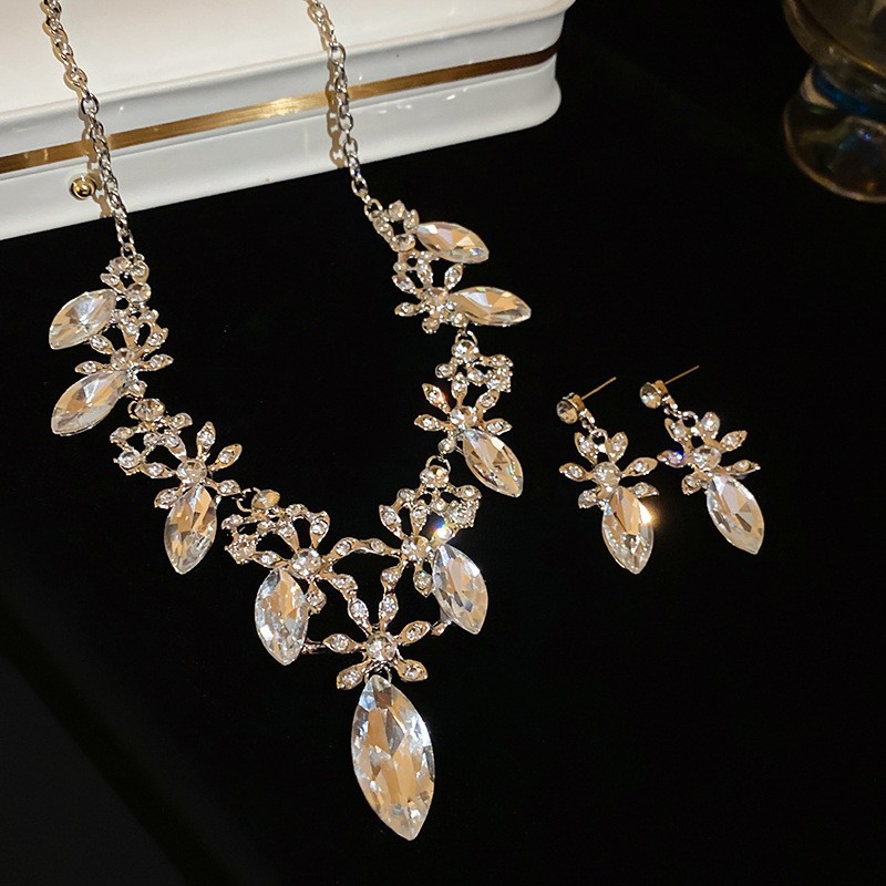 Collar de aretes cuadrados con incrustaciones de diamantes de dos piezas de moda, lujo ligero, collar de alta gama, temperamento exquisito, conjunto de joyas de todo fósforo