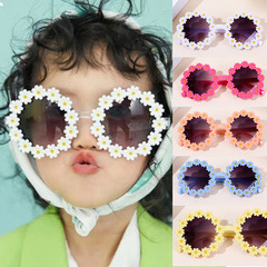 Sunshine glasses with a cute daisy design for children, featuring a round frame and personalized candy color options. Perfect for the beach.