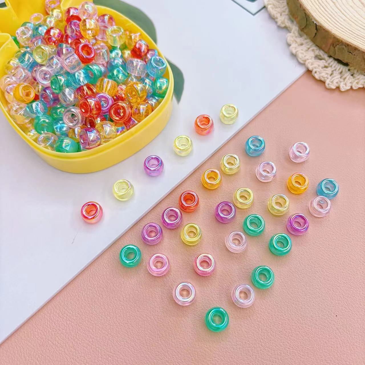 Caja de color primavera rosa caramelo corona letra acrílico agujero grande cuentas sueltas bricolaje hecho a mano collar joyería