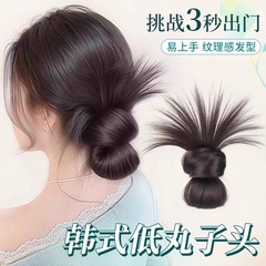 丸子のかつらの蝶結びの韓国系の低い鶏の毛を刺してかつらをつかみます。