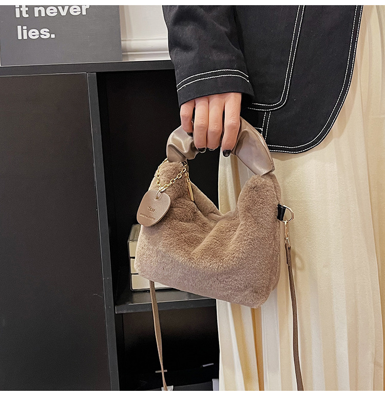 Women's plush messenger bag handbag texture fashion women's bag autumn and winter all match niche chain handbag_voghion.com