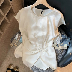 フレンチアプリコットプリーツビーズアセテートサテントップ女性のための 2025 夏の新しい気質ウエストファッショナブルなシャツ
