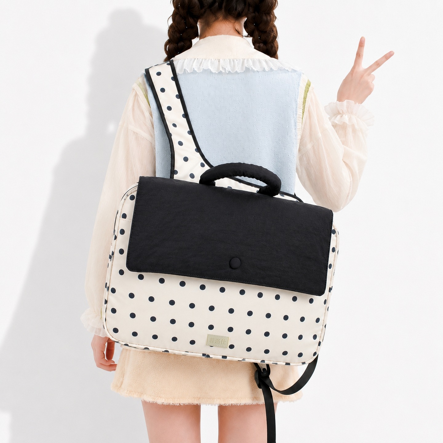 The Base Specializes in Supplying Cross-Border Large-Capacity Polka Dot Shoulder Bags for Commuting and Travel, and Manufacturers Wholesale Them to Physical Stores for Pickup