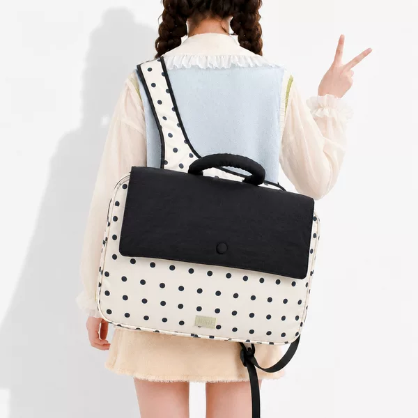 The Base Specializes in Supplying Cross-Border Large-Capacity Polka Dot Shoulder Bags for Commuting and Travel, and Manufacturers Wholesale Them to Physical Stores for Pickup