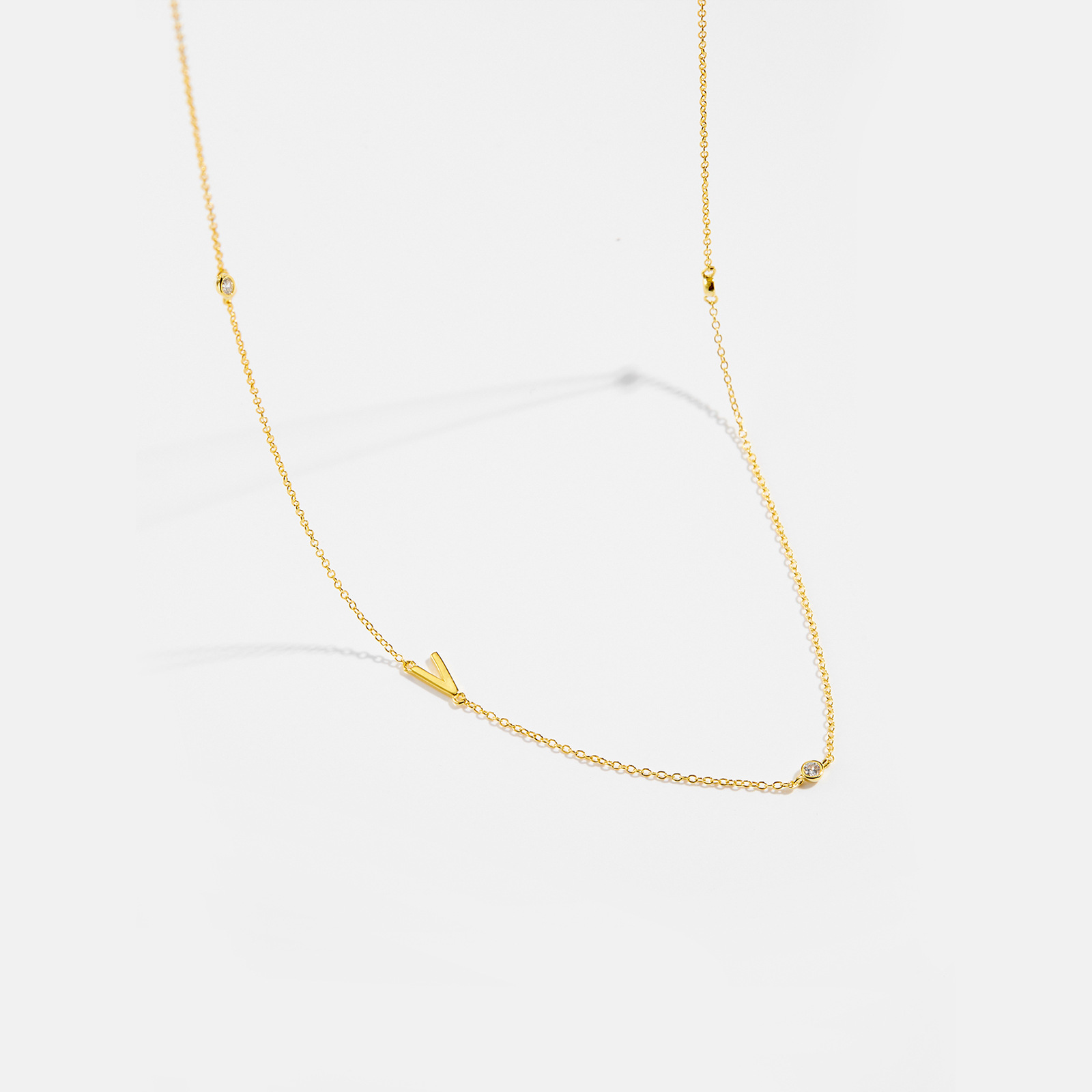 Collar con el alfabeto inglés de 26 letras para mujer, plata de ley S925, cadena de clavícula elegante y brillante, joyería nueva y popular en stock, venta al por mayor