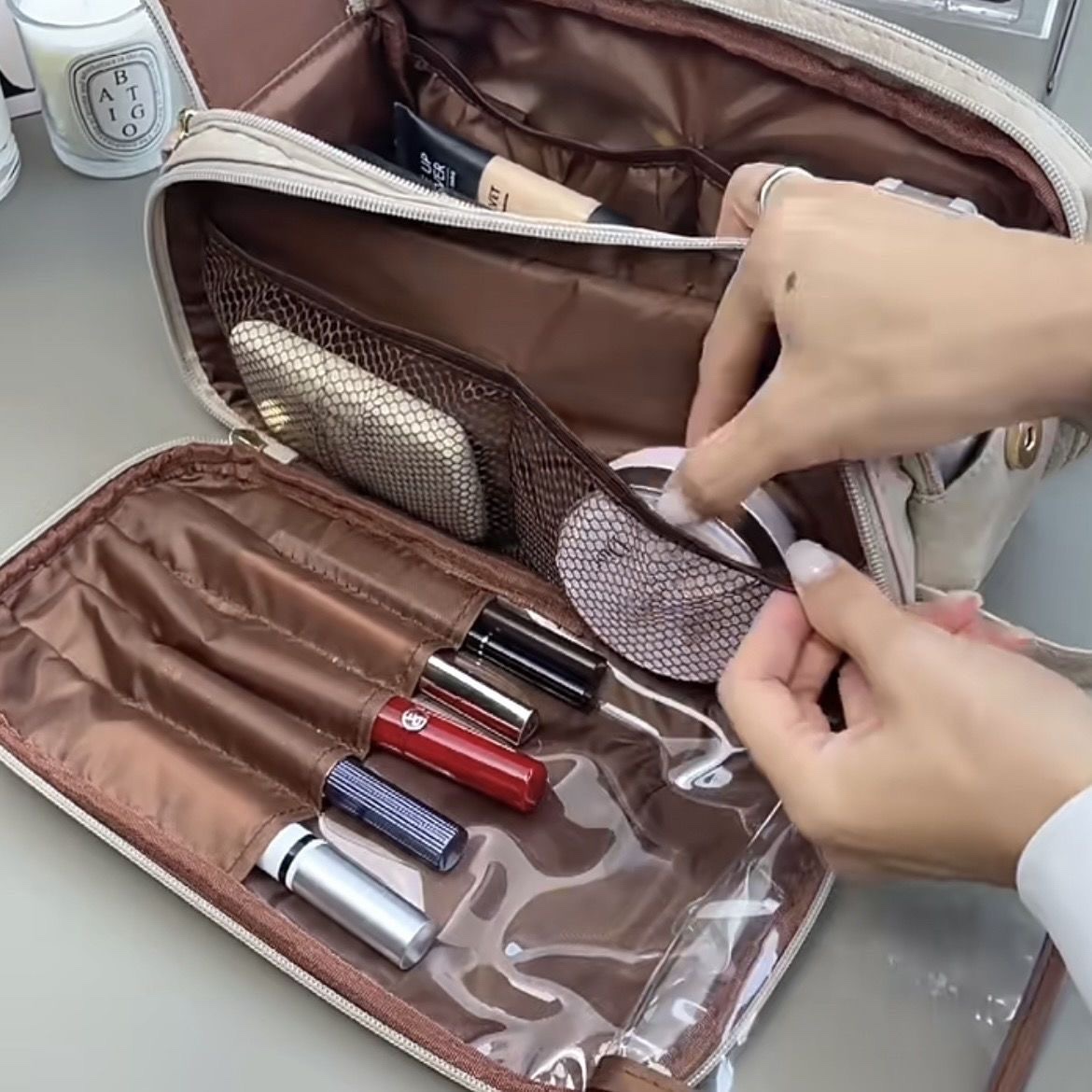 Bolsa de cosméticos súper popular para mujeres de gran capacidad portátil de viaje 2023 nuevo cepillo de maquillaje de alta calidad bolsa de almacenamiento de artículos de tocador
