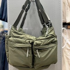 シンプル大容量スポーツ風男女同型カジュアルショルダーバッグシングルショルダーバッグ多ポケット防水ナイロンバッグ