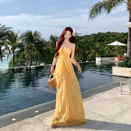 海边度假绝美超仙设计感黄色蝴蝶结抹胸连衣裙女夏纯欲收腰长裙子