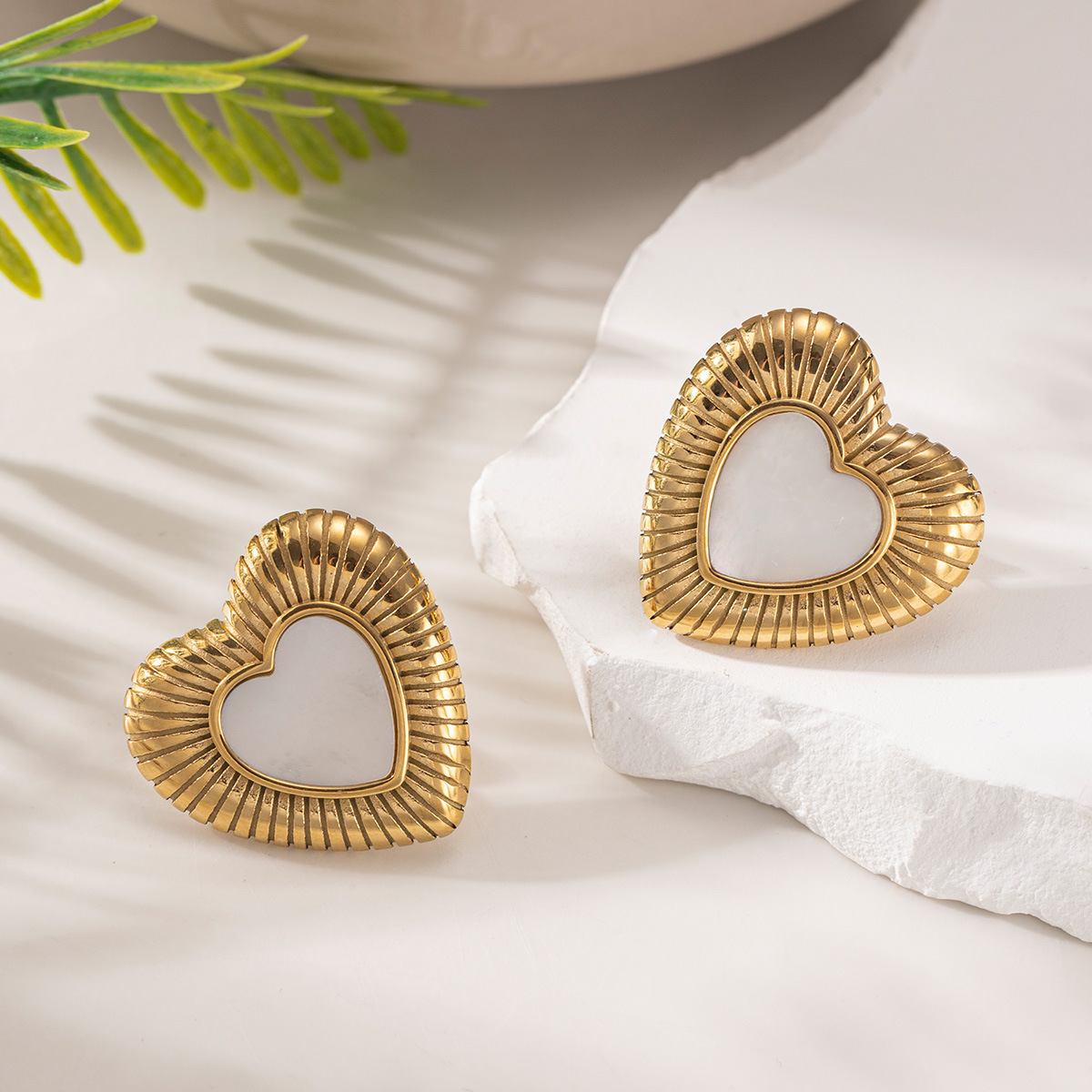 Taena Cross-border Pendientes de acero inoxidable europeos y americanos Pendientes de circón de amor de alta gama de lujo ligero Joyería de moda para mujer retro