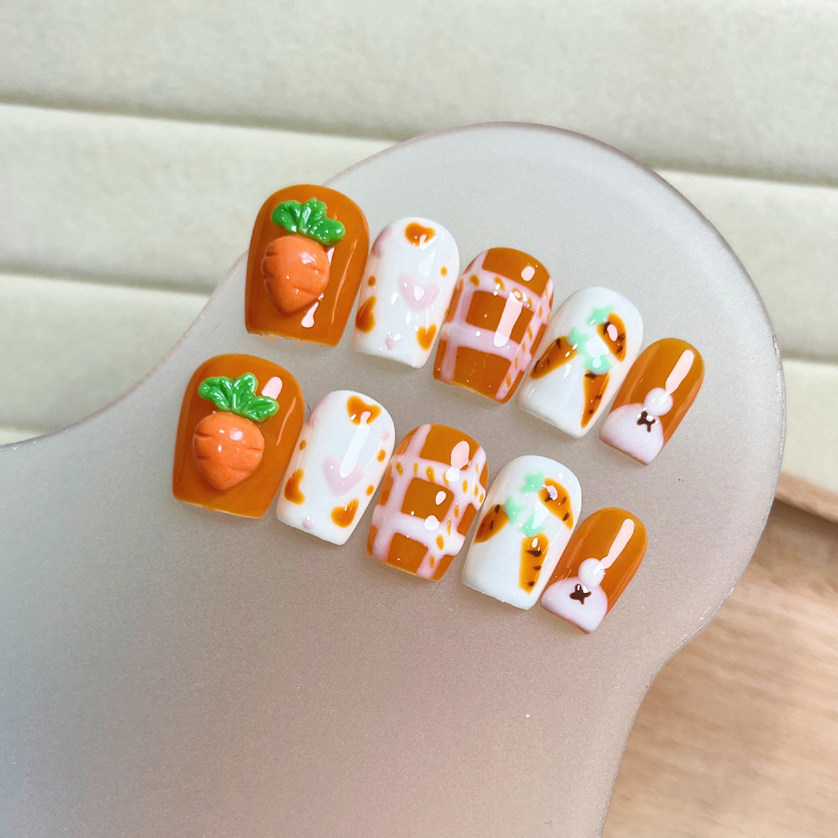 Caricatura linda armadura de vestir hecha a mano zanahoria corazón de melocotón dulce y fresca armadura de vestir de estilo puro de uñas de uñas hechas a mano