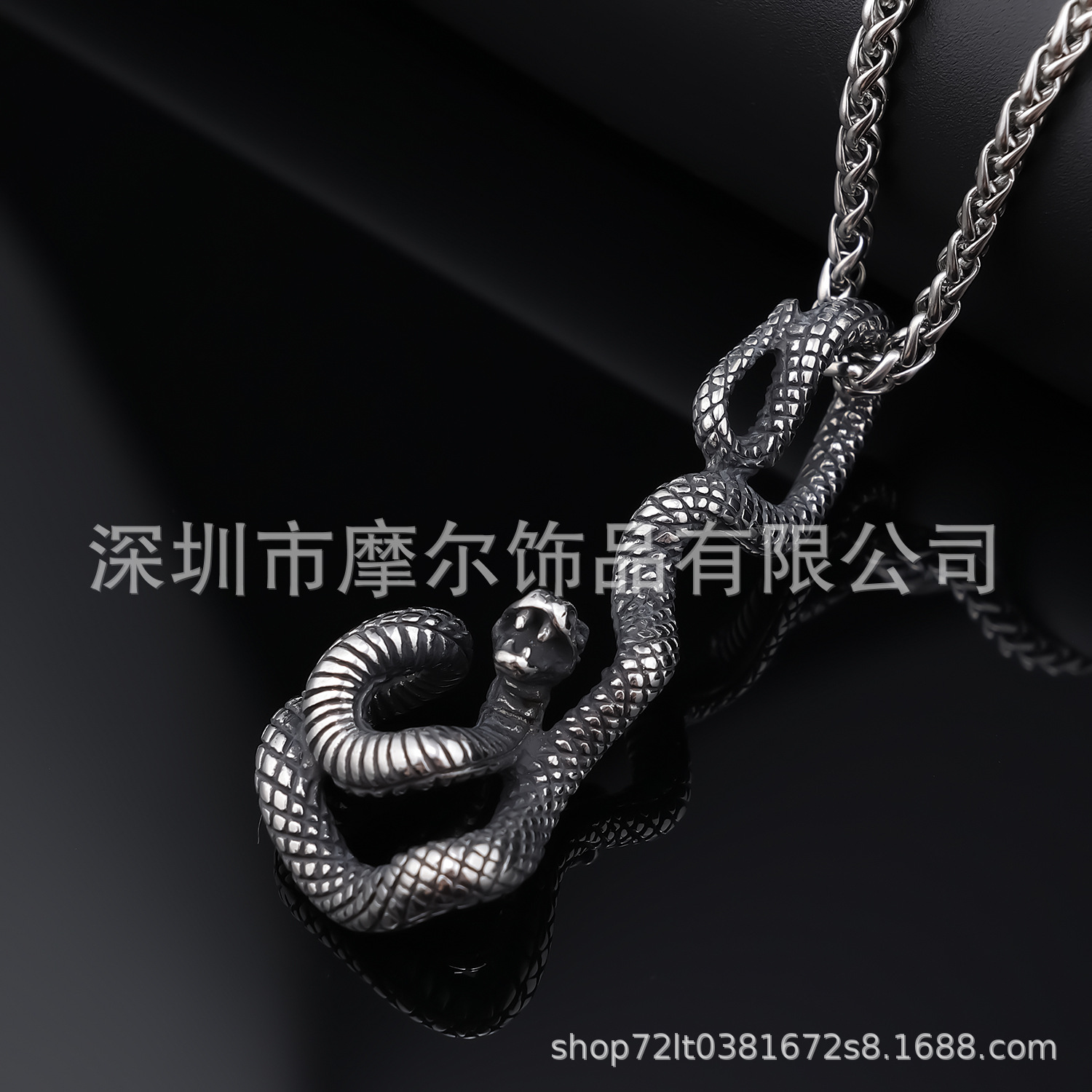 Cross-border europeo y americano hip hop colgante largo domineering serpiente en forma de joyería de los hombres de la vendimia personalizada collar de acero de titanio en stock