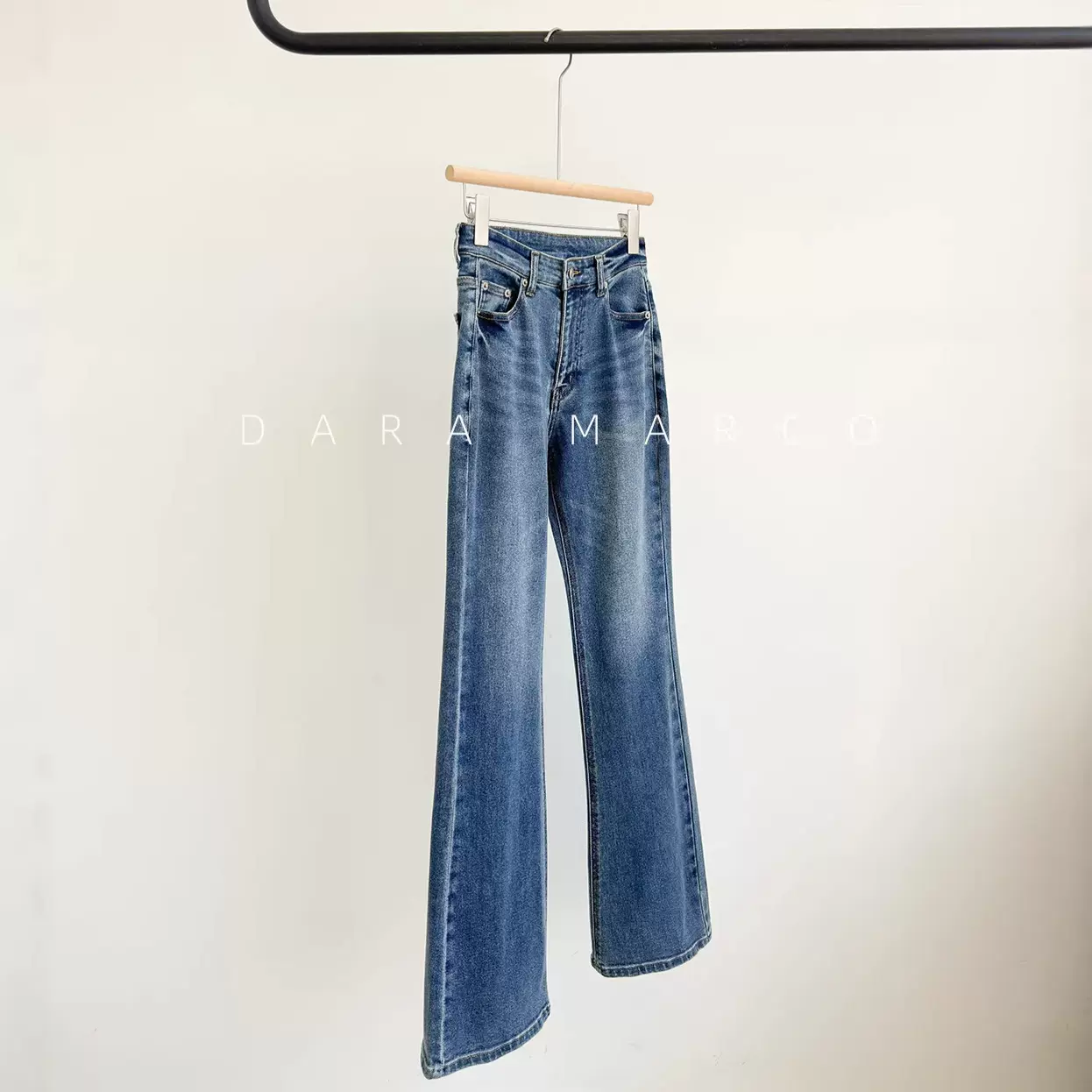 MC柜上1K+水洗微弹棉质中腰窄筒微喇牛仔裤及地长裤女26春夏显瘦