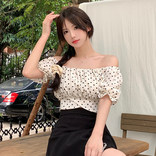 Princess-style short, edgy polka-dot, light-colored flared-sleeve, figure-flattering casual French-inspired short-sleeve top