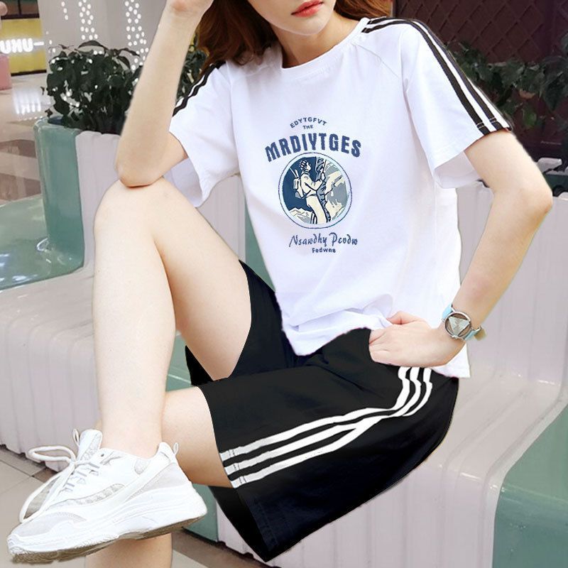 흑백 정장 암벽 등반가