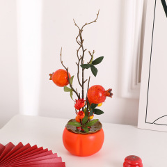 蛇年シミュレーション柿の花瓶の置物シミュレーションザクロの実の枝を抱いて桶の家の客間を抱いてお正月の花を飾ります。