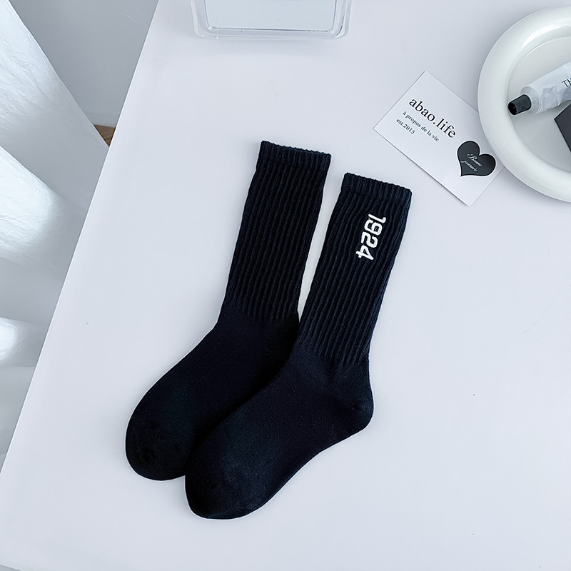 Medias calcetines mujeres primavera y otoño calcetines deportivas blancas y negras bordadas 1924 calcetines de moda calcetines letras de pila calcetines Zhuhai