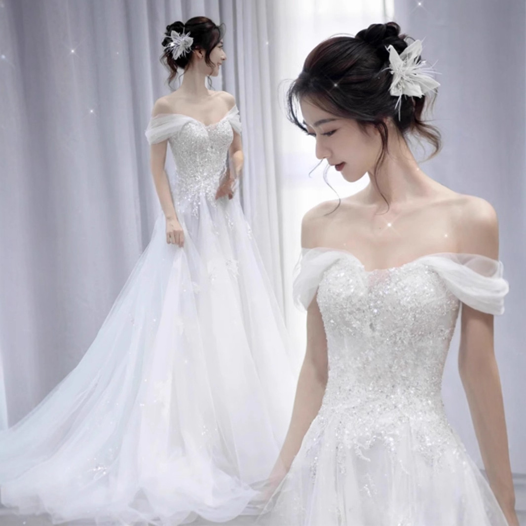 一字肩轻婚纱新娘订婚礼服女2025新款法式白色旅拍主纱出门纱拖尾