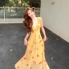 フランス式の美しい黄色のハスの葉の縁のvネックの花のガーターのワンピースの女性の夏はとてもきれいです。