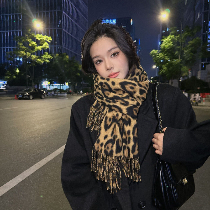 新しい秋冬のヒョウの紋様は厚くて厚いです。欧米の韓国版のファッションは日常的にカシミヤのフリンジスカーフをまねて首を囲むマントです。|undefined