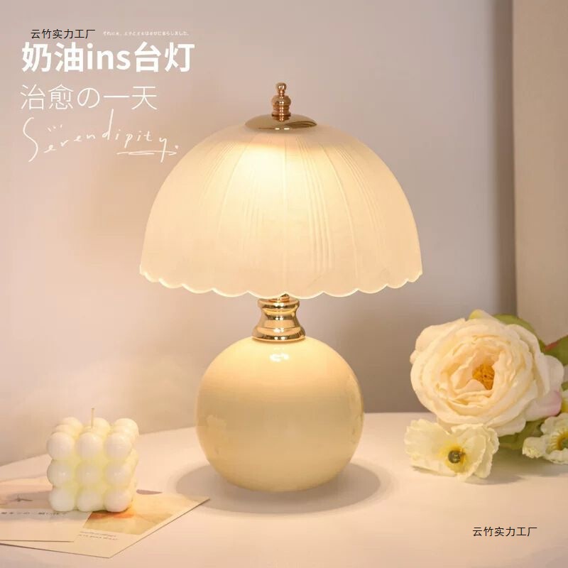 クリームスタイルのハイエンドライト高級テーブルランプ寝室2025ベッドサイドテーブル雰囲気ランプ結婚式クリエイティブ暖かい夜の光|undefined