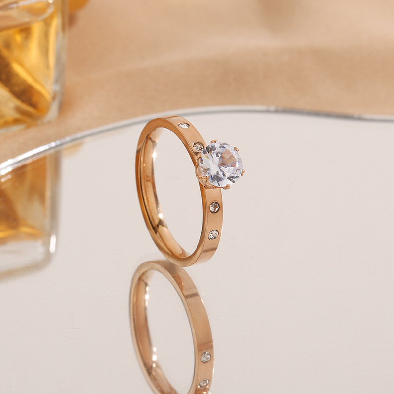 Anillo de acero de titanio transfronterizo brillante femenino japonés y coreano simple nicho ins sin decoloración pareja de diamantes anillo coreano