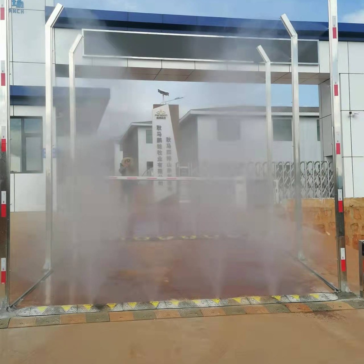 全自动车辆消毒通道养殖场消毒立柱喷雾消毒