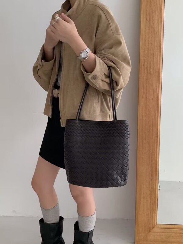 头层牛皮单肩小水桶包2025新款夏日度假风真皮手工编织包女手提包|undefined