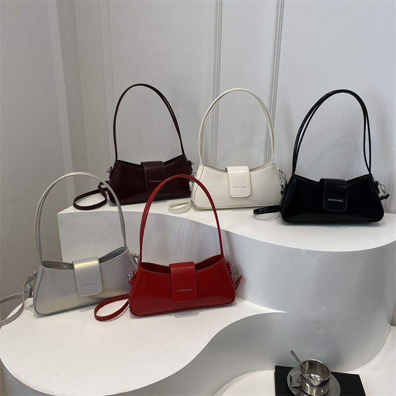 Bolsa de brazo de nicho francés para mujeres 2024 nueva moda bolso de hombro de estilo extranjero buckle bolso de viaje casual