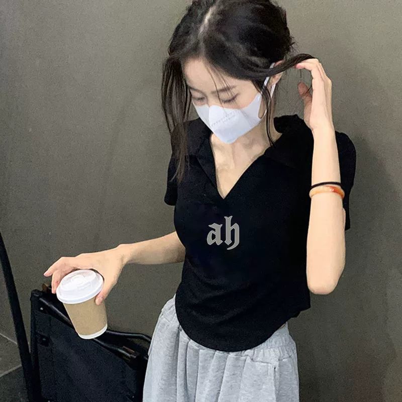 Модная черная женская футболка с короткими рукавами и воротником-поло, новый летний стиль, приталенный крой, обычные плечи, короткий топ, хлопок.