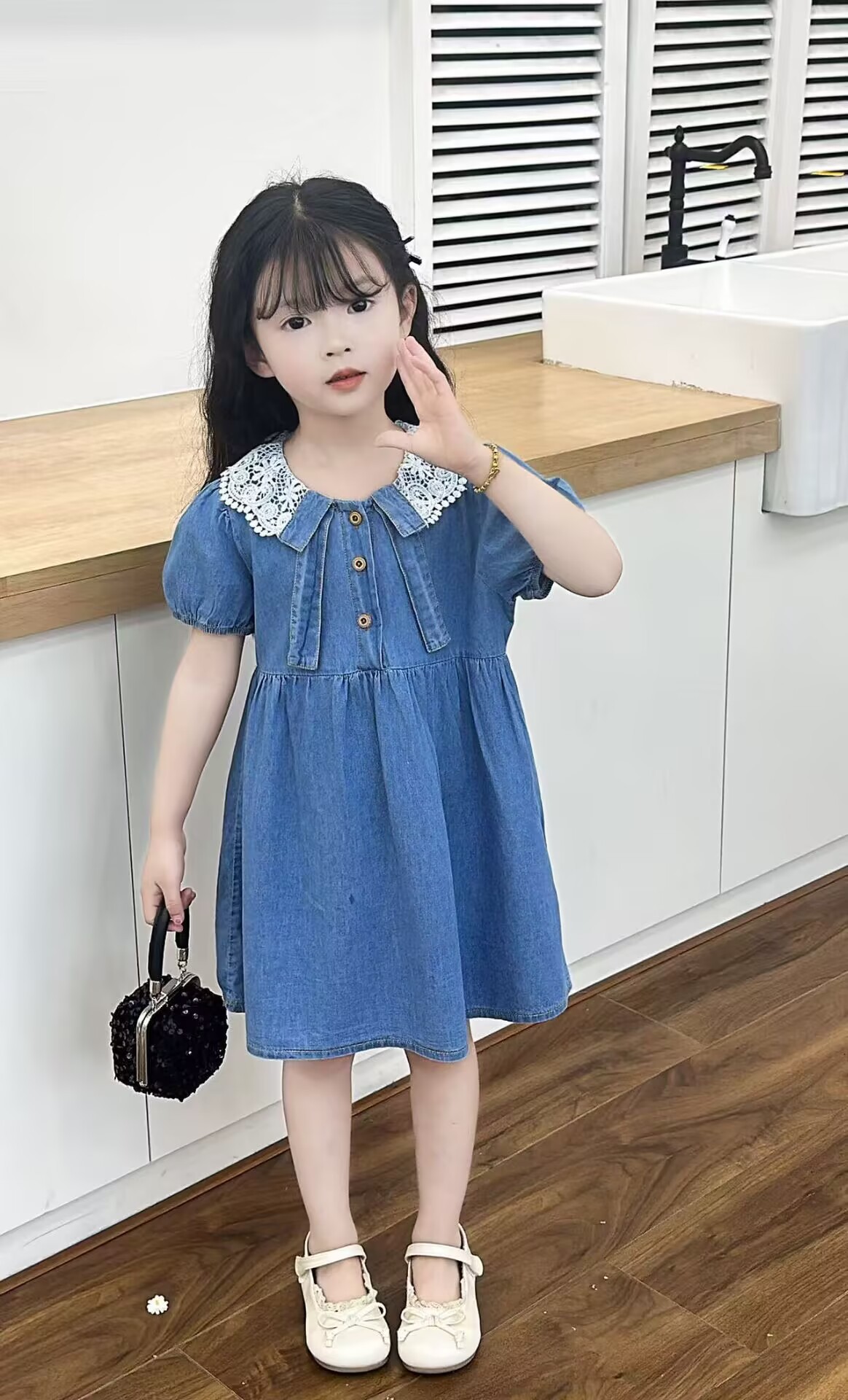 .화이트 레이스 라펠과 앞면에 두 개의 스트랩이 있는 데님 스커트