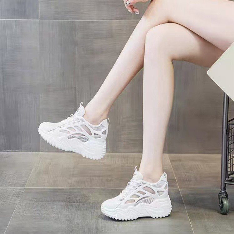 Zapatos de red de realce interior para mujer 2025 verano nuevo estilo suela gruesa malla hueca zapatos de papá de todo fósforo zapatos blancos zapatos de mujer