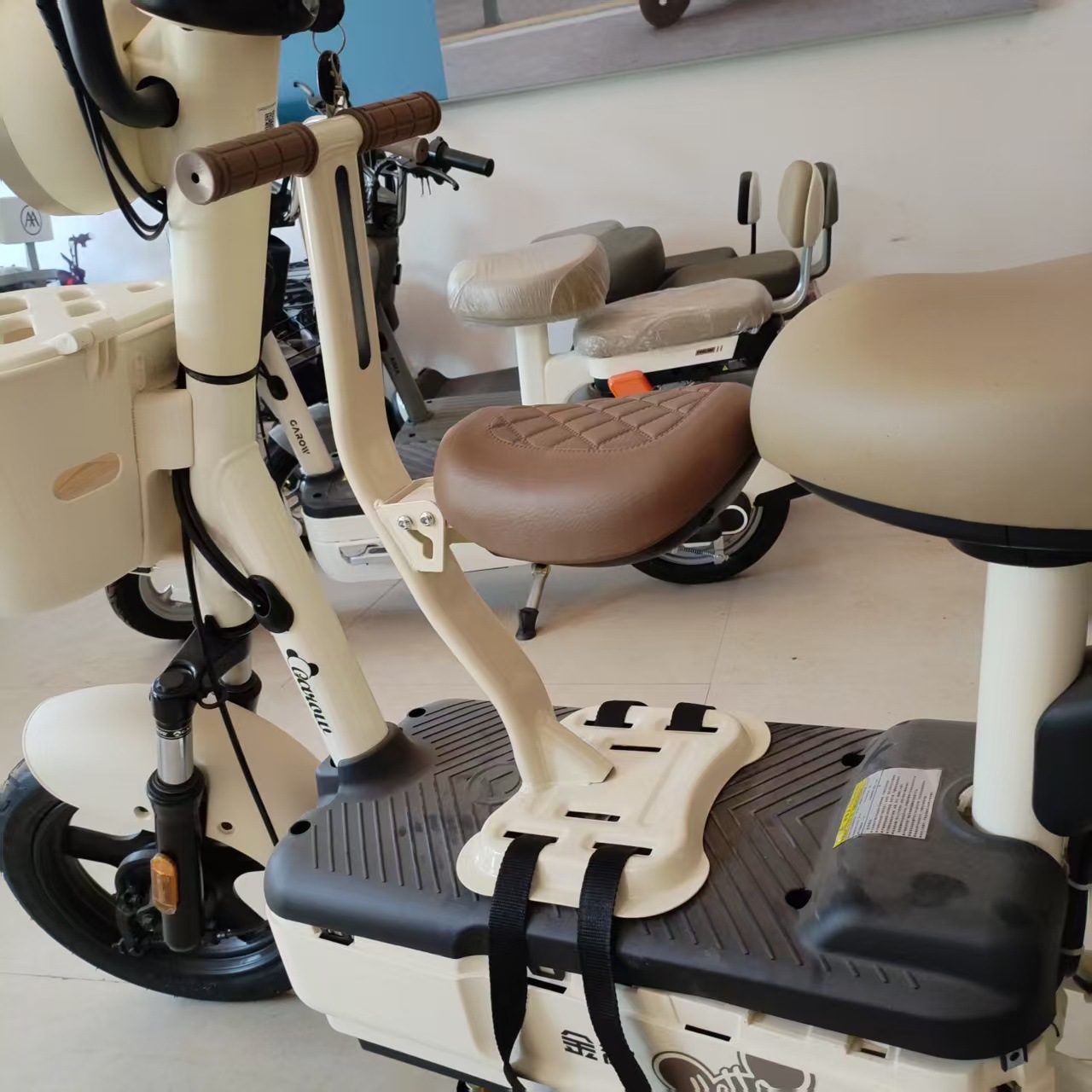 Manufacturer wholesale electric vehicle front-mounted child seat, foldable child baby electric motorcycle armrest stool safety seat