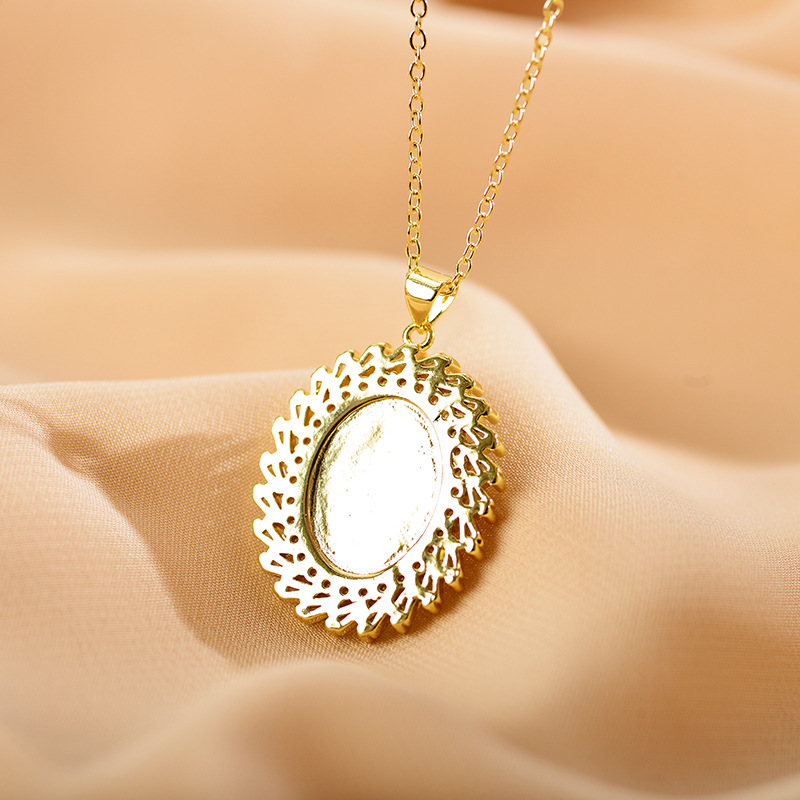 British Style Round Copper Gold Plated Zircon Pendant Necklace 1 Piece