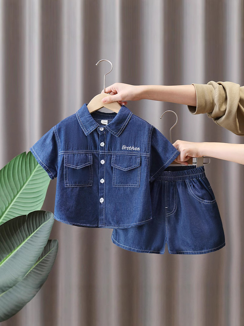 Conjunto de Dos Piezas para Niños, Estilo Verano, Camisa de Manga Corta y Pantalones de Mezclilla, Modelo 7216, Ropa Infantil Moderna, Estilo Coreano, Colección Verano 2026