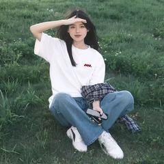 白い半袖の女性のtシャツの夏の2025新型のファッションの純綿の中で底のシャツの韓国系の正の肩幅の松の上着を掛けます。