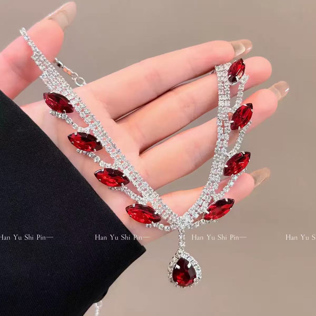 Industria pesada temperamento destellante diamante gota de agua collar de borla temperamento vestido de noche con moda exquisito collar de moda de lujo ligero mujeres