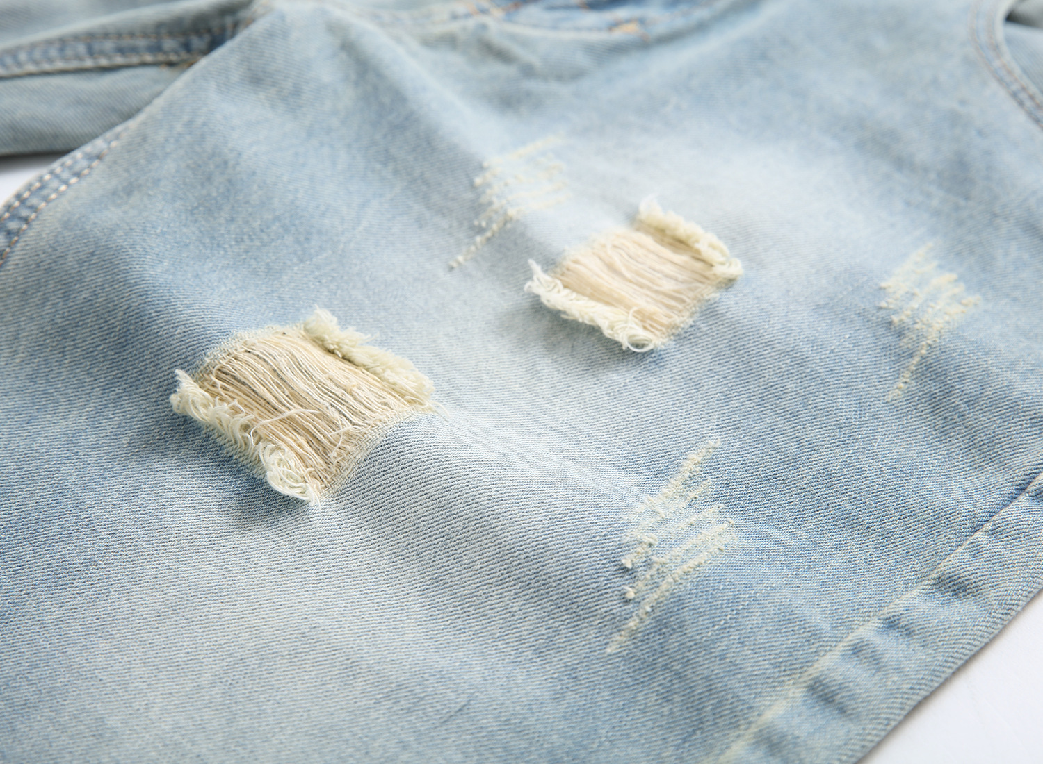 Pantaloncini estivi da uomo in denim di cotone strappato e forato, di colore chiaro, di media lunghezza, aderenti_voghion.com