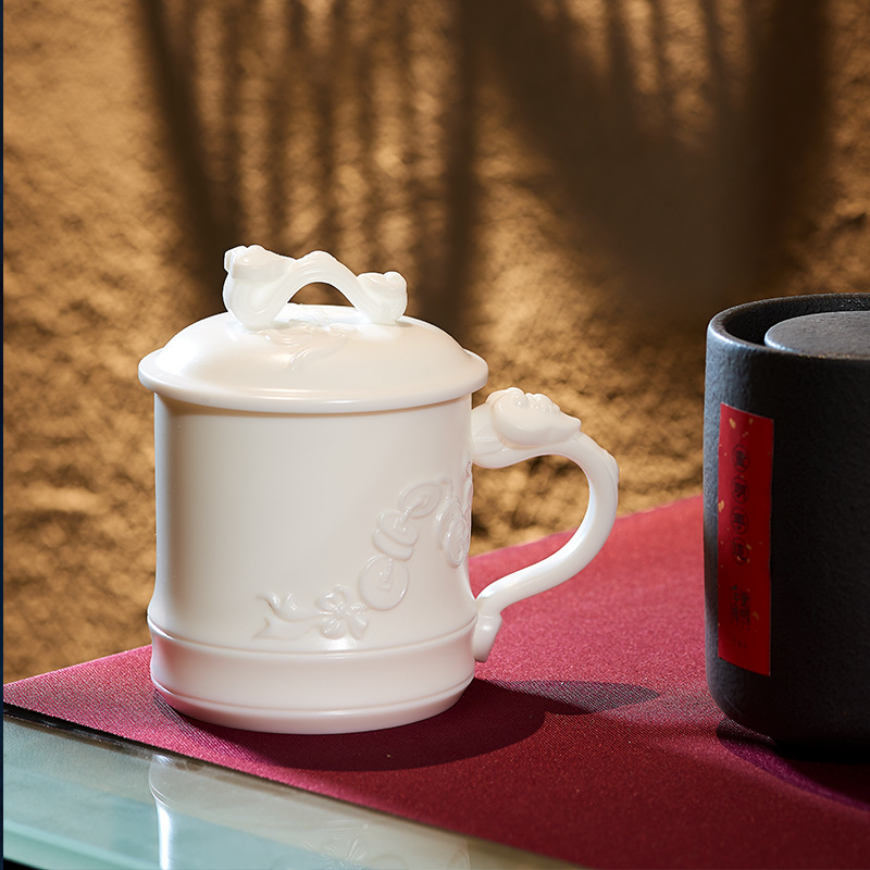 Porcelana color Mancheng Dehua porcelana blanca con tapa filtro oficina con revestimiento de separación taza de agua taza de té grande de cerámica personal