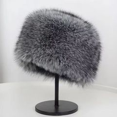 帽子の女性は冬に保温して、顔の小さいバケツの帽子を見せます。