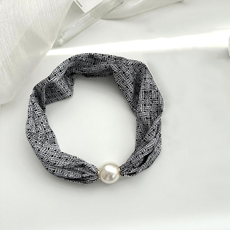 Pañuelo de seda para mujer primavera y verano 2024 nuevo collar de hebilla de succión magnética de perlas de alto nivel de nicho